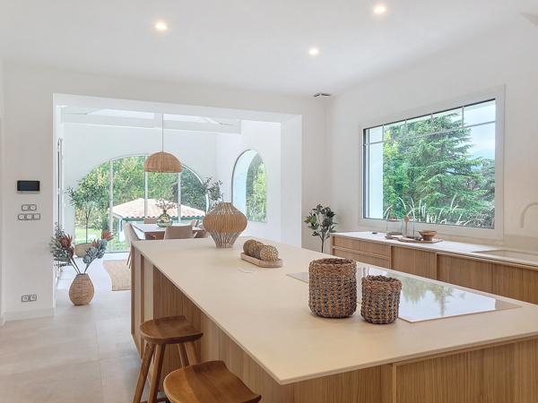 Urrugne (64122) Maison 9 pièces en R+1 d'environ 330m2 avec studio, piscine et garage sur parcelle de 8475m2