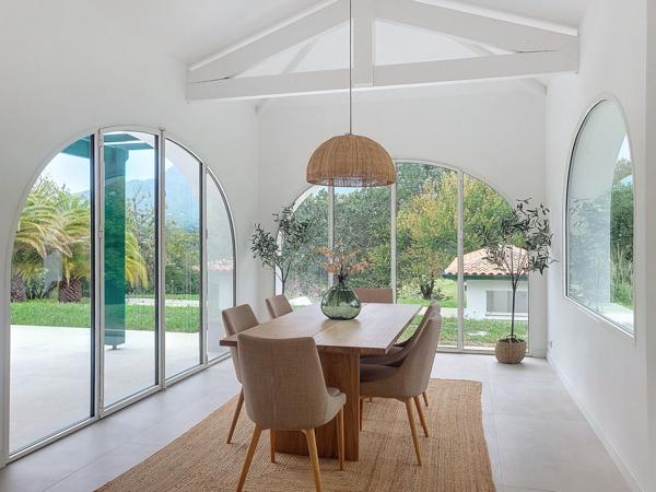 Urrugne (64122) Maison 9 pièces en R+1 d'environ 330m2 avec studio, piscine et garage sur parcelle de 8475m2