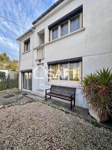 Vivez l’élégance au quotidien dans cette maison de ville entièrement rénovée, où confort, calme et jardin privatif se rencontrent à deux pas du centre de Limoux.