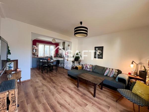 Vivez l’élégance au quotidien dans cette maison de ville entièrement rénovée, où confort, calme et jardin privatif se rencontrent à deux pas du centre de Limoux.