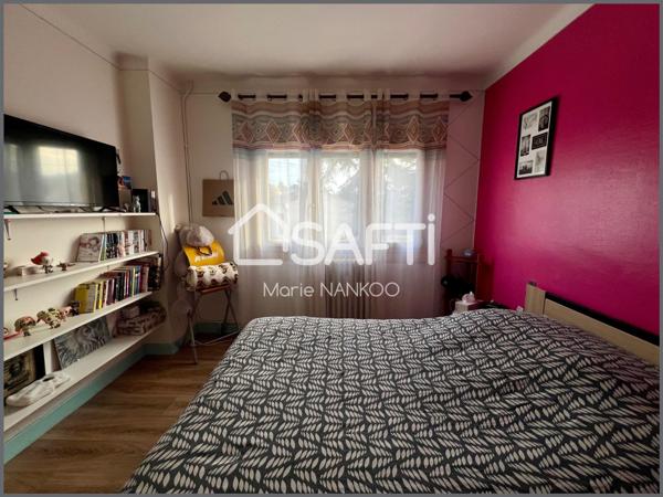 Vivez l’élégance au quotidien dans cette maison de ville entièrement rénovée, où confort, calme et jardin privatif se rencontrent à deux pas du centre de Limoux.