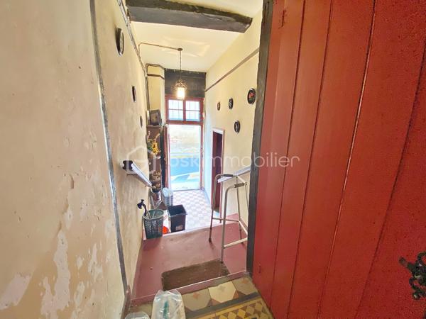 Autant le dire tout de suite : cette maison est entièrement à rénover, et c'est ce qui explique son prix. Inoccupée depuis quelques années, elle demande une remise à niveau complète. Si vous cherchez un bien où poser vos valises, ce n'est pas celle-ci. Cependant, si vous êtes bricoleur ou du métier et qu'un vrai chantier ne vous fait pas peur, vous pouvez lire la suite.
Au cœur de Lisle-sur-Tarn, à pied des commerces, cette maison de village à colombages offre 116 m² : une entrée et un cellier, puis, quelques marches plus haut, à demi-étage, un séjour et un coin cuisine. À l'étage supérieur, trois chambres et une salle d'eau. Il n'y a ni cour, ni jardin, ni garage, et le stationnement se fait dans la rue. La maison est libre, cependant, à mon sens, le bien ne se prête pas à une division en plusieurs logements.
Côté travaux, tout est à reprendre : électricité, isolation, menuiseries, chauffage, cuisine et salle d'eau, avec AU MINIMUM un remaniement de toiture. Les diagnostics relèvent des indices de termites et de l'amiante (dalles de sol à l'étage, conduits en combles). Bonne nouvelle : pas de plomb, et l'assainissement est conforme.
Deux points à connaître avant de vous projeter : la maison se situe dans le périmètre des Bâtiments de France, et la maison accolée fait l'objet d'un arrêté de péril.