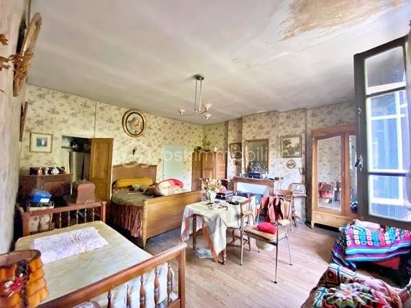 Autant le dire tout de suite : cette maison est entièrement à rénover, et c'est ce qui explique son prix. Inoccupée depuis quelques années, elle demande une remise à niveau complète. Si vous cherchez un bien où poser vos valises, ce n'est pas celle-ci. Cependant, si vous êtes bricoleur ou du métier et qu'un vrai chantier ne vous fait pas peur, vous pouvez lire la suite.
Au cœur de Lisle-sur-Tarn, à pied des commerces, cette maison de village à colombages offre 116 m² : une entrée et un cellier, puis, quelques marches plus haut, à demi-étage, un séjour et un coin cuisine. À l'étage supérieur, trois chambres et une salle d'eau. Il n'y a ni cour, ni jardin, ni garage, et le stationnement se fait dans la rue. La maison est libre, cependant, à mon sens, le bien ne se prête pas à une division en plusieurs logements.
Côté travaux, tout est à reprendre : électricité, isolation, menuiseries, chauffage, cuisine et salle d'eau, avec AU MINIMUM un remaniement de toiture. Les diagnostics relèvent des indices de termites et de l'amiante (dalles de sol à l'étage, conduits en combles). Bonne nouvelle : pas de plomb, et l'assainissement est conforme.
Deux points à connaître avant de vous projeter : la maison se situe dans le périmètre des Bâtiments de France, et la maison accolée fait l'objet d'un arrêté de péril.