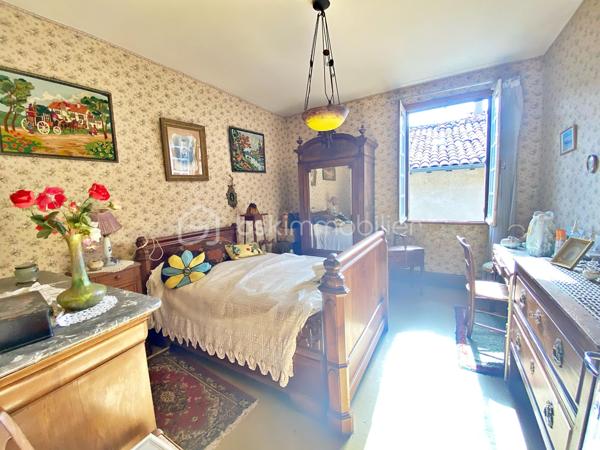 Autant le dire tout de suite : cette maison est entièrement à rénover, et c'est ce qui explique son prix. Inoccupée depuis quelques années, elle demande une remise à niveau complète. Si vous cherchez un bien où poser vos valises, ce n'est pas celle-ci. Cependant, si vous êtes bricoleur ou du métier et qu'un vrai chantier ne vous fait pas peur, vous pouvez lire la suite.
Au cœur de Lisle-sur-Tarn, à pied des commerces, cette maison de village à colombages offre 116 m² : une entrée et un cellier, puis, quelques marches plus haut, à demi-étage, un séjour et un coin cuisine. À l'étage supérieur, trois chambres et une salle d'eau. Il n'y a ni cour, ni jardin, ni garage, et le stationnement se fait dans la rue. La maison est libre, cependant, à mon sens, le bien ne se prête pas à une division en plusieurs logements.
Côté travaux, tout est à reprendre : électricité, isolation, menuiseries, chauffage, cuisine et salle d'eau, avec AU MINIMUM un remaniement de toiture. Les diagnostics relèvent des indices de termites et de l'amiante (dalles de sol à l'étage, conduits en combles). Bonne nouvelle : pas de plomb, et l'assainissement est conforme.
Deux points à connaître avant de vous projeter : la maison se situe dans le périmètre des Bâtiments de France, et la maison accolée fait l'objet d'un arrêté de péril.