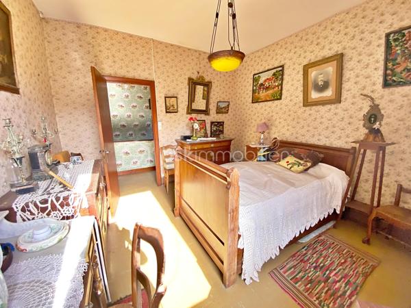 Autant le dire tout de suite : cette maison est entièrement à rénover, et c'est ce qui explique son prix. Inoccupée depuis quelques années, elle demande une remise à niveau complète. Si vous cherchez un bien où poser vos valises, ce n'est pas celle-ci. Cependant, si vous êtes bricoleur ou du métier et qu'un vrai chantier ne vous fait pas peur, vous pouvez lire la suite.
Au cœur de Lisle-sur-Tarn, à pied des commerces, cette maison de village à colombages offre 116 m² : une entrée et un cellier, puis, quelques marches plus haut, à demi-étage, un séjour et un coin cuisine. À l'étage supérieur, trois chambres et une salle d'eau. Il n'y a ni cour, ni jardin, ni garage, et le stationnement se fait dans la rue. La maison est libre, cependant, à mon sens, le bien ne se prête pas à une division en plusieurs logements.
Côté travaux, tout est à reprendre : électricité, isolation, menuiseries, chauffage, cuisine et salle d'eau, avec AU MINIMUM un remaniement de toiture. Les diagnostics relèvent des indices de termites et de l'amiante (dalles de sol à l'étage, conduits en combles). Bonne nouvelle : pas de plomb, et l'assainissement est conforme.
Deux points à connaître avant de vous projeter : la maison se situe dans le périmètre des Bâtiments de France, et la maison accolée fait l'objet d'un arrêté de péril.