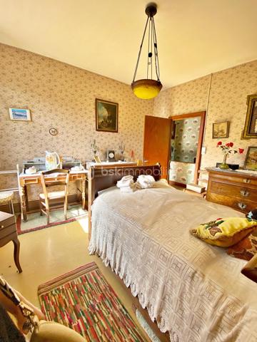 Autant le dire tout de suite : cette maison est entièrement à rénover, et c'est ce qui explique son prix. Inoccupée depuis quelques années, elle demande une remise à niveau complète. Si vous cherchez un bien où poser vos valises, ce n'est pas celle-ci. Cependant, si vous êtes bricoleur ou du métier et qu'un vrai chantier ne vous fait pas peur, vous pouvez lire la suite.
Au cœur de Lisle-sur-Tarn, à pied des commerces, cette maison de village à colombages offre 116 m² : une entrée et un cellier, puis, quelques marches plus haut, à demi-étage, un séjour et un coin cuisine. À l'étage supérieur, trois chambres et une salle d'eau. Il n'y a ni cour, ni jardin, ni garage, et le stationnement se fait dans la rue. La maison est libre, cependant, à mon sens, le bien ne se prête pas à une division en plusieurs logements.
Côté travaux, tout est à reprendre : électricité, isolation, menuiseries, chauffage, cuisine et salle d'eau, avec AU MINIMUM un remaniement de toiture. Les diagnostics relèvent des indices de termites et de l'amiante (dalles de sol à l'étage, conduits en combles). Bonne nouvelle : pas de plomb, et l'assainissement est conforme.
Deux points à connaître avant de vous projeter : la maison se situe dans le périmètre des Bâtiments de France, et la maison accolée fait l'objet d'un arrêté de péril.