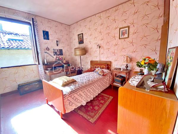 Autant le dire tout de suite : cette maison est entièrement à rénover, et c'est ce qui explique son prix. Inoccupée depuis quelques années, elle demande une remise à niveau complète. Si vous cherchez un bien où poser vos valises, ce n'est pas celle-ci. Cependant, si vous êtes bricoleur ou du métier et qu'un vrai chantier ne vous fait pas peur, vous pouvez lire la suite.
Au cœur de Lisle-sur-Tarn, à pied des commerces, cette maison de village à colombages offre 116 m² : une entrée et un cellier, puis, quelques marches plus haut, à demi-étage, un séjour et un coin cuisine. À l'étage supérieur, trois chambres et une salle d'eau. Il n'y a ni cour, ni jardin, ni garage, et le stationnement se fait dans la rue. La maison est libre, cependant, à mon sens, le bien ne se prête pas à une division en plusieurs logements.
Côté travaux, tout est à reprendre : électricité, isolation, menuiseries, chauffage, cuisine et salle d'eau, avec AU MINIMUM un remaniement de toiture. Les diagnostics relèvent des indices de termites et de l'amiante (dalles de sol à l'étage, conduits en combles). Bonne nouvelle : pas de plomb, et l'assainissement est conforme.
Deux points à connaître avant de vous projeter : la maison se situe dans le périmètre des Bâtiments de France, et la maison accolée fait l'objet d'un arrêté de péril.