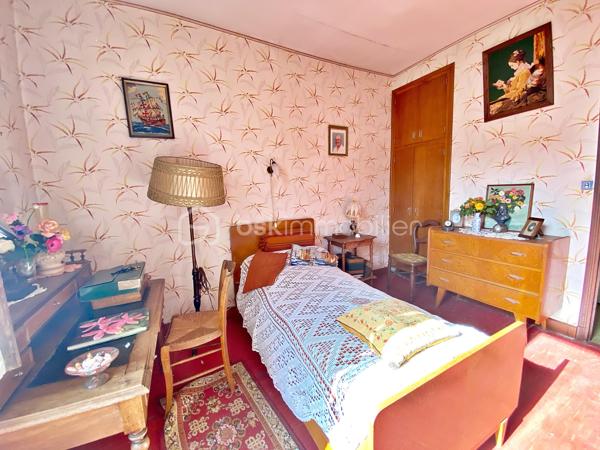 Autant le dire tout de suite : cette maison est entièrement à rénover, et c'est ce qui explique son prix. Inoccupée depuis quelques années, elle demande une remise à niveau complète. Si vous cherchez un bien où poser vos valises, ce n'est pas celle-ci. Cependant, si vous êtes bricoleur ou du métier et qu'un vrai chantier ne vous fait pas peur, vous pouvez lire la suite.
Au cœur de Lisle-sur-Tarn, à pied des commerces, cette maison de village à colombages offre 116 m² : une entrée et un cellier, puis, quelques marches plus haut, à demi-étage, un séjour et un coin cuisine. À l'étage supérieur, trois chambres et une salle d'eau. Il n'y a ni cour, ni jardin, ni garage, et le stationnement se fait dans la rue. La maison est libre, cependant, à mon sens, le bien ne se prête pas à une division en plusieurs logements.
Côté travaux, tout est à reprendre : électricité, isolation, menuiseries, chauffage, cuisine et salle d'eau, avec AU MINIMUM un remaniement de toiture. Les diagnostics relèvent des indices de termites et de l'amiante (dalles de sol à l'étage, conduits en combles). Bonne nouvelle : pas de plomb, et l'assainissement est conforme.
Deux points à connaître avant de vous projeter : la maison se situe dans le périmètre des Bâtiments de France, et la maison accolée fait l'objet d'un arrêté de péril.