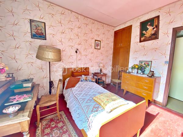 Autant le dire tout de suite : cette maison est entièrement à rénover, et c'est ce qui explique son prix. Inoccupée depuis quelques années, elle demande une remise à niveau complète. Si vous cherchez un bien où poser vos valises, ce n'est pas celle-ci. Cependant, si vous êtes bricoleur ou du métier et qu'un vrai chantier ne vous fait pas peur, vous pouvez lire la suite.
Au cœur de Lisle-sur-Tarn, à pied des commerces, cette maison de village à colombages offre 116 m² : une entrée et un cellier, puis, quelques marches plus haut, à demi-étage, un séjour et un coin cuisine. À l'étage supérieur, trois chambres et une salle d'eau. Il n'y a ni cour, ni jardin, ni garage, et le stationnement se fait dans la rue. La maison est libre, cependant, à mon sens, le bien ne se prête pas à une division en plusieurs logements.
Côté travaux, tout est à reprendre : électricité, isolation, menuiseries, chauffage, cuisine et salle d'eau, avec AU MINIMUM un remaniement de toiture. Les diagnostics relèvent des indices de termites et de l'amiante (dalles de sol à l'étage, conduits en combles). Bonne nouvelle : pas de plomb, et l'assainissement est conforme.
Deux points à connaître avant de vous projeter : la maison se situe dans le périmètre des Bâtiments de France, et la maison accolée fait l'objet d'un arrêté de péril.