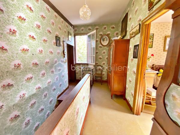Autant le dire tout de suite : cette maison est entièrement à rénover, et c'est ce qui explique son prix. Inoccupée depuis quelques années, elle demande une remise à niveau complète. Si vous cherchez un bien où poser vos valises, ce n'est pas celle-ci. Cependant, si vous êtes bricoleur ou du métier et qu'un vrai chantier ne vous fait pas peur, vous pouvez lire la suite.
Au cœur de Lisle-sur-Tarn, à pied des commerces, cette maison de village à colombages offre 116 m² : une entrée et un cellier, puis, quelques marches plus haut, à demi-étage, un séjour et un coin cuisine. À l'étage supérieur, trois chambres et une salle d'eau. Il n'y a ni cour, ni jardin, ni garage, et le stationnement se fait dans la rue. La maison est libre, cependant, à mon sens, le bien ne se prête pas à une division en plusieurs logements.
Côté travaux, tout est à reprendre : électricité, isolation, menuiseries, chauffage, cuisine et salle d'eau, avec AU MINIMUM un remaniement de toiture. Les diagnostics relèvent des indices de termites et de l'amiante (dalles de sol à l'étage, conduits en combles). Bonne nouvelle : pas de plomb, et l'assainissement est conforme.
Deux points à connaître avant de vous projeter : la maison se situe dans le périmètre des Bâtiments de France, et la maison accolée fait l'objet d'un arrêté de péril.