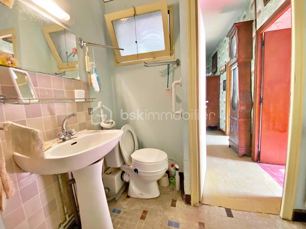 Autant le dire tout de suite : cette maison est entièrement à rénover, et c'est ce qui explique son prix. Inoccupée depuis quelques années, elle demande une remise à niveau complète. Si vous cherchez un bien où poser vos valises, ce n'est pas celle-ci. Cependant, si vous êtes bricoleur ou du métier et qu'un vrai chantier ne vous fait pas peur, vous pouvez lire la suite.
Au cœur de Lisle-sur-Tarn, à pied des commerces, cette maison de village à colombages offre 116 m² : une entrée et un cellier, puis, quelques marches plus haut, à demi-étage, un séjour et un coin cuisine. À l'étage supérieur, trois chambres et une salle d'eau. Il n'y a ni cour, ni jardin, ni garage, et le stationnement se fait dans la rue. La maison est libre, cependant, à mon sens, le bien ne se prête pas à une division en plusieurs logements.
Côté travaux, tout est à reprendre : électricité, isolation, menuiseries, chauffage, cuisine et salle d'eau, avec AU MINIMUM un remaniement de toiture. Les diagnostics relèvent des indices de termites et de l'amiante (dalles de sol à l'étage, conduits en combles). Bonne nouvelle : pas de plomb, et l'assainissement est conforme.
Deux points à connaître avant de vous projeter : la maison se situe dans le périmètre des Bâtiments de France, et la maison accolée fait l'objet d'un arrêté de péril.