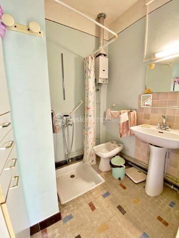 Autant le dire tout de suite : cette maison est entièrement à rénover, et c'est ce qui explique son prix. Inoccupée depuis quelques années, elle demande une remise à niveau complète. Si vous cherchez un bien où poser vos valises, ce n'est pas celle-ci. Cependant, si vous êtes bricoleur ou du métier et qu'un vrai chantier ne vous fait pas peur, vous pouvez lire la suite.
Au cœur de Lisle-sur-Tarn, à pied des commerces, cette maison de village à colombages offre 116 m² : une entrée et un cellier, puis, quelques marches plus haut, à demi-étage, un séjour et un coin cuisine. À l'étage supérieur, trois chambres et une salle d'eau. Il n'y a ni cour, ni jardin, ni garage, et le stationnement se fait dans la rue. La maison est libre, cependant, à mon sens, le bien ne se prête pas à une division en plusieurs logements.
Côté travaux, tout est à reprendre : électricité, isolation, menuiseries, chauffage, cuisine et salle d'eau, avec AU MINIMUM un remaniement de toiture. Les diagnostics relèvent des indices de termites et de l'amiante (dalles de sol à l'étage, conduits en combles). Bonne nouvelle : pas de plomb, et l'assainissement est conforme.
Deux points à connaître avant de vous projeter : la maison se situe dans le périmètre des Bâtiments de France, et la maison accolée fait l'objet d'un arrêté de péril.