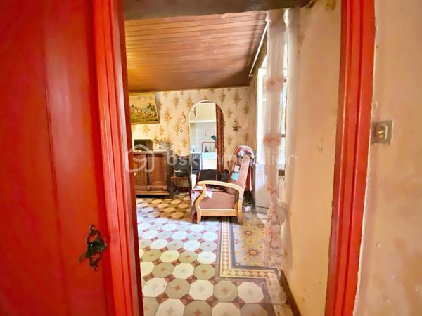 Autant le dire tout de suite : cette maison est entièrement à rénover, et c'est ce qui explique son prix. Inoccupée depuis quelques années, elle demande une remise à niveau complète. Si vous cherchez un bien où poser vos valises, ce n'est pas celle-ci. Cependant, si vous êtes bricoleur ou du métier et qu'un vrai chantier ne vous fait pas peur, vous pouvez lire la suite.
Au cœur de Lisle-sur-Tarn, à pied des commerces, cette maison de village à colombages offre 116 m² : une entrée et un cellier, puis, quelques marches plus haut, à demi-étage, un séjour et un coin cuisine. À l'étage supérieur, trois chambres et une salle d'eau. Il n'y a ni cour, ni jardin, ni garage, et le stationnement se fait dans la rue. La maison est libre, cependant, à mon sens, le bien ne se prête pas à une division en plusieurs logements.
Côté travaux, tout est à reprendre : électricité, isolation, menuiseries, chauffage, cuisine et salle d'eau, avec AU MINIMUM un remaniement de toiture. Les diagnostics relèvent des indices de termites et de l'amiante (dalles de sol à l'étage, conduits en combles). Bonne nouvelle : pas de plomb, et l'assainissement est conforme.
Deux points à connaître avant de vous projeter : la maison se situe dans le périmètre des Bâtiments de France, et la maison accolée fait l'objet d'un arrêté de péril.