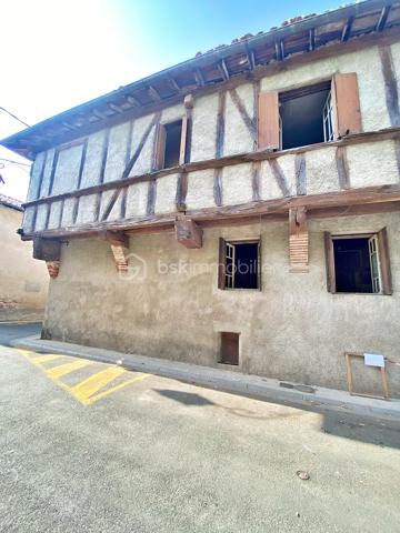 Autant le dire tout de suite : cette maison est entièrement à rénover, et c'est ce qui explique son prix. Inoccupée depuis quelques années, elle demande une remise à niveau complète. Si vous cherchez un bien où poser vos valises, ce n'est pas celle-ci. Cependant, si vous êtes bricoleur ou du métier et qu'un vrai chantier ne vous fait pas peur, vous pouvez lire la suite.
Au cœur de Lisle-sur-Tarn, à pied des commerces, cette maison de village à colombages offre 116 m² : une entrée et un cellier, puis, quelques marches plus haut, à demi-étage, un séjour et un coin cuisine. À l'étage supérieur, trois chambres et une salle d'eau. Il n'y a ni cour, ni jardin, ni garage, et le stationnement se fait dans la rue. La maison est libre, cependant, à mon sens, le bien ne se prête pas à une division en plusieurs logements.
Côté travaux, tout est à reprendre : électricité, isolation, menuiseries, chauffage, cuisine et salle d'eau, avec AU MINIMUM un remaniement de toiture. Les diagnostics relèvent des indices de termites et de l'amiante (dalles de sol à l'étage, conduits en combles). Bonne nouvelle : pas de plomb, et l'assainissement est conforme.
Deux points à connaître avant de vous projeter : la maison se situe dans le périmètre des Bâtiments de France, et la maison accolée fait l'objet d'un arrêté de péril.
