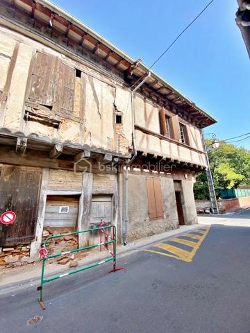 Autant le dire tout de suite : cette maison est entièrement à rénover, et c'est ce qui explique son prix. Inoccupée depuis quelques années, elle demande une remise à niveau complète. Si vous cherchez un bien où poser vos valises, ce n'est pas celle-ci. Cependant, si vous êtes bricoleur ou du métier et qu'un vrai chantier ne vous fait pas peur, vous pouvez lire la suite.
Au cœur de Lisle-sur-Tarn, à pied des commerces, cette maison de village à colombages offre 116 m² : une entrée et un cellier, puis, quelques marches plus haut, à demi-étage, un séjour et un coin cuisine. À l'étage supérieur, trois chambres et une salle d'eau. Il n'y a ni cour, ni jardin, ni garage, et le stationnement se fait dans la rue. La maison est libre, cependant, à mon sens, le bien ne se prête pas à une division en plusieurs logements.
Côté travaux, tout est à reprendre : électricité, isolation, menuiseries, chauffage, cuisine et salle d'eau, avec AU MINIMUM un remaniement de toiture. Les diagnostics relèvent des indices de termites et de l'amiante (dalles de sol à l'étage, conduits en combles). Bonne nouvelle : pas de plomb, et l'assainissement est conforme.
Deux points à connaître avant de vous projeter : la maison se situe dans le périmètre des Bâtiments de France, et la maison accolée fait l'objet d'un arrêté de péril.