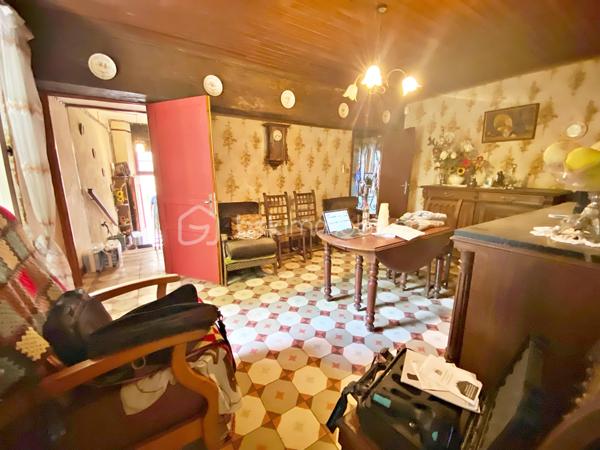 Autant le dire tout de suite : cette maison est entièrement à rénover, et c'est ce qui explique son prix. Inoccupée depuis quelques années, elle demande une remise à niveau complète. Si vous cherchez un bien où poser vos valises, ce n'est pas celle-ci. Cependant, si vous êtes bricoleur ou du métier et qu'un vrai chantier ne vous fait pas peur, vous pouvez lire la suite.
Au cœur de Lisle-sur-Tarn, à pied des commerces, cette maison de village à colombages offre 116 m² : une entrée et un cellier, puis, quelques marches plus haut, à demi-étage, un séjour et un coin cuisine. À l'étage supérieur, trois chambres et une salle d'eau. Il n'y a ni cour, ni jardin, ni garage, et le stationnement se fait dans la rue. La maison est libre, cependant, à mon sens, le bien ne se prête pas à une division en plusieurs logements.
Côté travaux, tout est à reprendre : électricité, isolation, menuiseries, chauffage, cuisine et salle d'eau, avec AU MINIMUM un remaniement de toiture. Les diagnostics relèvent des indices de termites et de l'amiante (dalles de sol à l'étage, conduits en combles). Bonne nouvelle : pas de plomb, et l'assainissement est conforme.
Deux points à connaître avant de vous projeter : la maison se situe dans le périmètre des Bâtiments de France, et la maison accolée fait l'objet d'un arrêté de péril.