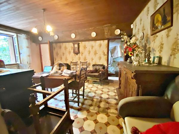 Autant le dire tout de suite : cette maison est entièrement à rénover, et c'est ce qui explique son prix. Inoccupée depuis quelques années, elle demande une remise à niveau complète. Si vous cherchez un bien où poser vos valises, ce n'est pas celle-ci. Cependant, si vous êtes bricoleur ou du métier et qu'un vrai chantier ne vous fait pas peur, vous pouvez lire la suite.
Au cœur de Lisle-sur-Tarn, à pied des commerces, cette maison de village à colombages offre 116 m² : une entrée et un cellier, puis, quelques marches plus haut, à demi-étage, un séjour et un coin cuisine. À l'étage supérieur, trois chambres et une salle d'eau. Il n'y a ni cour, ni jardin, ni garage, et le stationnement se fait dans la rue. La maison est libre, cependant, à mon sens, le bien ne se prête pas à une division en plusieurs logements.
Côté travaux, tout est à reprendre : électricité, isolation, menuiseries, chauffage, cuisine et salle d'eau, avec AU MINIMUM un remaniement de toiture. Les diagnostics relèvent des indices de termites et de l'amiante (dalles de sol à l'étage, conduits en combles). Bonne nouvelle : pas de plomb, et l'assainissement est conforme.
Deux points à connaître avant de vous projeter : la maison se situe dans le périmètre des Bâtiments de France, et la maison accolée fait l'objet d'un arrêté de péril.