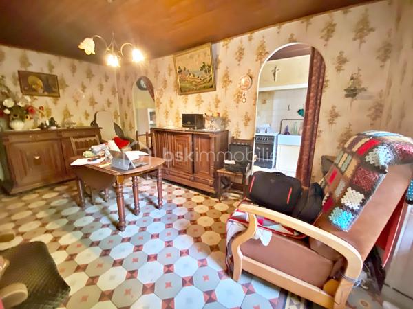 Autant le dire tout de suite : cette maison est entièrement à rénover, et c'est ce qui explique son prix. Inoccupée depuis quelques années, elle demande une remise à niveau complète. Si vous cherchez un bien où poser vos valises, ce n'est pas celle-ci. Cependant, si vous êtes bricoleur ou du métier et qu'un vrai chantier ne vous fait pas peur, vous pouvez lire la suite.
Au cœur de Lisle-sur-Tarn, à pied des commerces, cette maison de village à colombages offre 116 m² : une entrée et un cellier, puis, quelques marches plus haut, à demi-étage, un séjour et un coin cuisine. À l'étage supérieur, trois chambres et une salle d'eau. Il n'y a ni cour, ni jardin, ni garage, et le stationnement se fait dans la rue. La maison est libre, cependant, à mon sens, le bien ne se prête pas à une division en plusieurs logements.
Côté travaux, tout est à reprendre : électricité, isolation, menuiseries, chauffage, cuisine et salle d'eau, avec AU MINIMUM un remaniement de toiture. Les diagnostics relèvent des indices de termites et de l'amiante (dalles de sol à l'étage, conduits en combles). Bonne nouvelle : pas de plomb, et l'assainissement est conforme.
Deux points à connaître avant de vous projeter : la maison se situe dans le périmètre des Bâtiments de France, et la maison accolée fait l'objet d'un arrêté de péril.