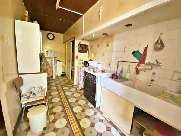Autant le dire tout de suite : cette maison est entièrement à rénover, et c'est ce qui explique son prix. Inoccupée depuis quelques années, elle demande une remise à niveau complète. Si vous cherchez un bien où poser vos valises, ce n'est pas celle-ci. Cependant, si vous êtes bricoleur ou du métier et qu'un vrai chantier ne vous fait pas peur, vous pouvez lire la suite.
Au cœur de Lisle-sur-Tarn, à pied des commerces, cette maison de village à colombages offre 116 m² : une entrée et un cellier, puis, quelques marches plus haut, à demi-étage, un séjour et un coin cuisine. À l'étage supérieur, trois chambres et une salle d'eau. Il n'y a ni cour, ni jardin, ni garage, et le stationnement se fait dans la rue. La maison est libre, cependant, à mon sens, le bien ne se prête pas à une division en plusieurs logements.
Côté travaux, tout est à reprendre : électricité, isolation, menuiseries, chauffage, cuisine et salle d'eau, avec AU MINIMUM un remaniement de toiture. Les diagnostics relèvent des indices de termites et de l'amiante (dalles de sol à l'étage, conduits en combles). Bonne nouvelle : pas de plomb, et l'assainissement est conforme.
Deux points à connaître avant de vous projeter : la maison se situe dans le périmètre des Bâtiments de France, et la maison accolée fait l'objet d'un arrêté de péril.