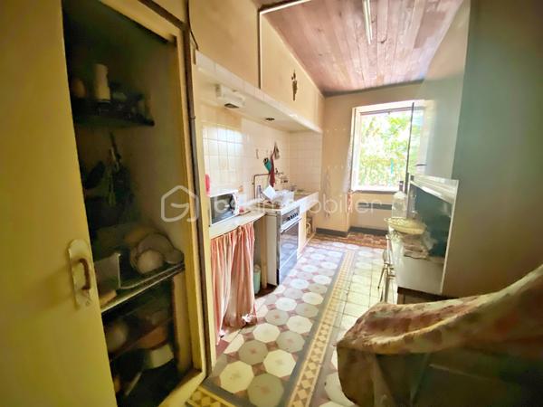 Autant le dire tout de suite : cette maison est entièrement à rénover, et c'est ce qui explique son prix. Inoccupée depuis quelques années, elle demande une remise à niveau complète. Si vous cherchez un bien où poser vos valises, ce n'est pas celle-ci. Cependant, si vous êtes bricoleur ou du métier et qu'un vrai chantier ne vous fait pas peur, vous pouvez lire la suite.
Au cœur de Lisle-sur-Tarn, à pied des commerces, cette maison de village à colombages offre 116 m² : une entrée et un cellier, puis, quelques marches plus haut, à demi-étage, un séjour et un coin cuisine. À l'étage supérieur, trois chambres et une salle d'eau. Il n'y a ni cour, ni jardin, ni garage, et le stationnement se fait dans la rue. La maison est libre, cependant, à mon sens, le bien ne se prête pas à une division en plusieurs logements.
Côté travaux, tout est à reprendre : électricité, isolation, menuiseries, chauffage, cuisine et salle d'eau, avec AU MINIMUM un remaniement de toiture. Les diagnostics relèvent des indices de termites et de l'amiante (dalles de sol à l'étage, conduits en combles). Bonne nouvelle : pas de plomb, et l'assainissement est conforme.
Deux points à connaître avant de vous projeter : la maison se situe dans le périmètre des Bâtiments de France, et la maison accolée fait l'objet d'un arrêté de péril.