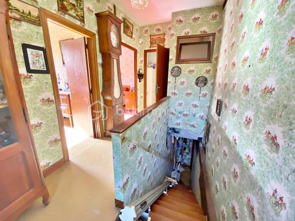 Autant le dire tout de suite : cette maison est entièrement à rénover, et c'est ce qui explique son prix. Inoccupée depuis quelques années, elle demande une remise à niveau complète. Si vous cherchez un bien où poser vos valises, ce n'est pas celle-ci. Cependant, si vous êtes bricoleur ou du métier et qu'un vrai chantier ne vous fait pas peur, vous pouvez lire la suite.
Au cœur de Lisle-sur-Tarn, à pied des commerces, cette maison de village à colombages offre 116 m² : une entrée et un cellier, puis, quelques marches plus haut, à demi-étage, un séjour et un coin cuisine. À l'étage supérieur, trois chambres et une salle d'eau. Il n'y a ni cour, ni jardin, ni garage, et le stationnement se fait dans la rue. La maison est libre, cependant, à mon sens, le bien ne se prête pas à une division en plusieurs logements.
Côté travaux, tout est à reprendre : électricité, isolation, menuiseries, chauffage, cuisine et salle d'eau, avec AU MINIMUM un remaniement de toiture. Les diagnostics relèvent des indices de termites et de l'amiante (dalles de sol à l'étage, conduits en combles). Bonne nouvelle : pas de plomb, et l'assainissement est conforme.
Deux points à connaître avant de vous projeter : la maison se situe dans le périmètre des Bâtiments de France, et la maison accolée fait l'objet d'un arrêté de péril.