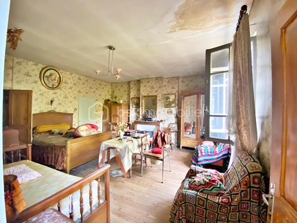 Autant le dire tout de suite : cette maison est entièrement à rénover, et c'est ce qui explique son prix. Inoccupée depuis quelques années, elle demande une remise à niveau complète. Si vous cherchez un bien où poser vos valises, ce n'est pas celle-ci. Cependant, si vous êtes bricoleur ou du métier et qu'un vrai chantier ne vous fait pas peur, vous pouvez lire la suite.
Au cœur de Lisle-sur-Tarn, à pied des commerces, cette maison de village à colombages offre 116 m² : une entrée et un cellier, puis, quelques marches plus haut, à demi-étage, un séjour et un coin cuisine. À l'étage supérieur, trois chambres et une salle d'eau. Il n'y a ni cour, ni jardin, ni garage, et le stationnement se fait dans la rue. La maison est libre, cependant, à mon sens, le bien ne se prête pas à une division en plusieurs logements.
Côté travaux, tout est à reprendre : électricité, isolation, menuiseries, chauffage, cuisine et salle d'eau, avec AU MINIMUM un remaniement de toiture. Les diagnostics relèvent des indices de termites et de l'amiante (dalles de sol à l'étage, conduits en combles). Bonne nouvelle : pas de plomb, et l'assainissement est conforme.
Deux points à connaître avant de vous projeter : la maison se situe dans le périmètre des Bâtiments de France, et la maison accolée fait l'objet d'un arrêté de péril.