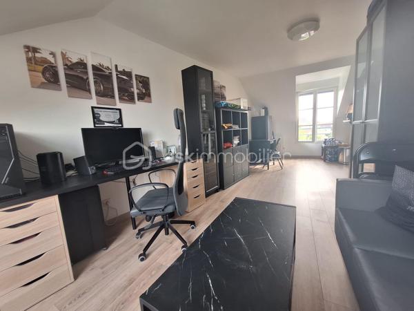 Découvrez cet appartement 2 pièces fonctionnel et bien agencé, idéalement situé au calme dans une résidence récente et sécurisée de 2009.

Le bien se compose de :

Entrée distribuant efficacement les espaces

Pièce de vie traversante offrant une belle luminosité tout au long de la journée

Coin cuisine aménagée ouvert sur le séjour

Espace nuit ou bureau, modulable selon vos besoins (télétravail, chambre d'appoint ou dressing)

Salle d'eau moderne

WC séparé intégrant un espace buanderie pratique

Une place de parking privative en extérieur complète ce bien.

Les plus :
Résidence récente (2009), aucun gros travaux à prévoir

Disposition traversante et optimisation des volumes

Emplacement recherché, proche des commodités et des transports