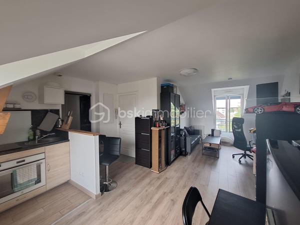 Découvrez cet appartement 2 pièces fonctionnel et bien agencé, idéalement situé au calme dans une résidence récente et sécurisée de 2009.

Le bien se compose de :

Entrée distribuant efficacement les espaces

Pièce de vie traversante offrant une belle luminosité tout au long de la journée

Coin cuisine aménagée ouvert sur le séjour

Espace nuit ou bureau, modulable selon vos besoins (télétravail, chambre d'appoint ou dressing)

Salle d'eau moderne

WC séparé intégrant un espace buanderie pratique

Une place de parking privative en extérieur complète ce bien.

Les plus :
Résidence récente (2009), aucun gros travaux à prévoir

Disposition traversante et optimisation des volumes

Emplacement recherché, proche des commodités et des transports