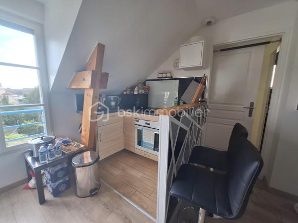 Découvrez cet appartement 2 pièces fonctionnel et bien agencé, idéalement situé au calme dans une résidence récente et sécurisée de 2009.

Le bien se compose de :

Entrée distribuant efficacement les espaces

Pièce de vie traversante offrant une belle luminosité tout au long de la journée

Coin cuisine aménagée ouvert sur le séjour

Espace nuit ou bureau, modulable selon vos besoins (télétravail, chambre d'appoint ou dressing)

Salle d'eau moderne

WC séparé intégrant un espace buanderie pratique

Une place de parking privative en extérieur complète ce bien.

Les plus :
Résidence récente (2009), aucun gros travaux à prévoir

Disposition traversante et optimisation des volumes

Emplacement recherché, proche des commodités et des transports