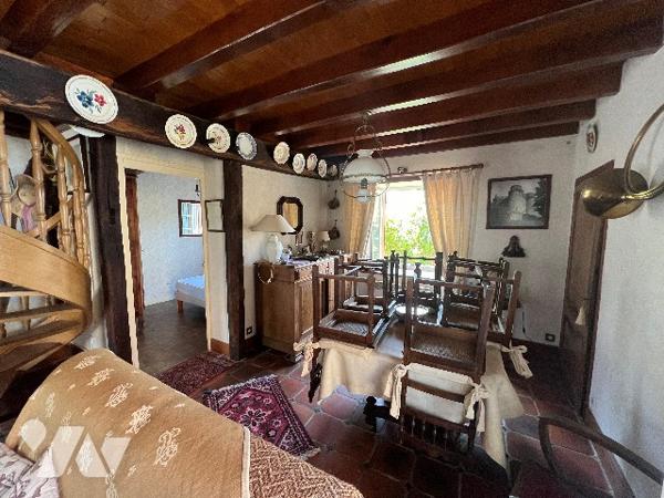 Maison avec garage et terrain vendue entièrement meublée