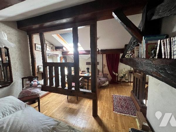 Maison avec garage et terrain vendue entièrement meublée