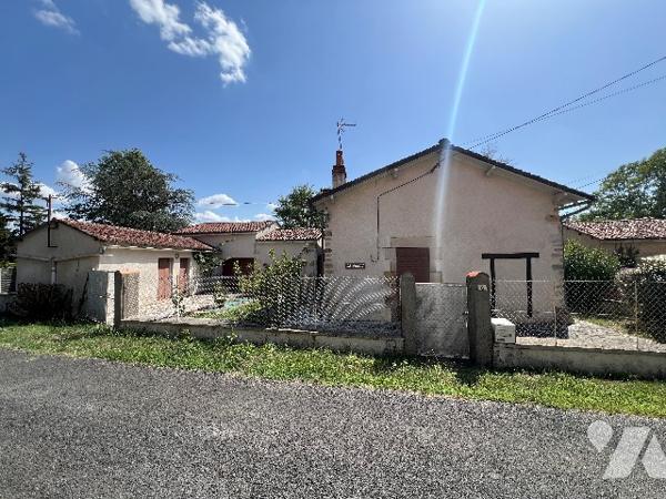 Maison avec garage et terrain vendue entièrement meublée