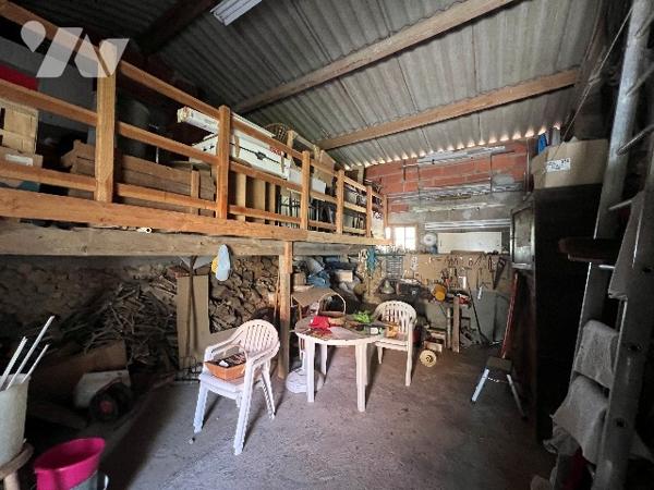 Maison avec garage et terrain vendue entièrement meublée