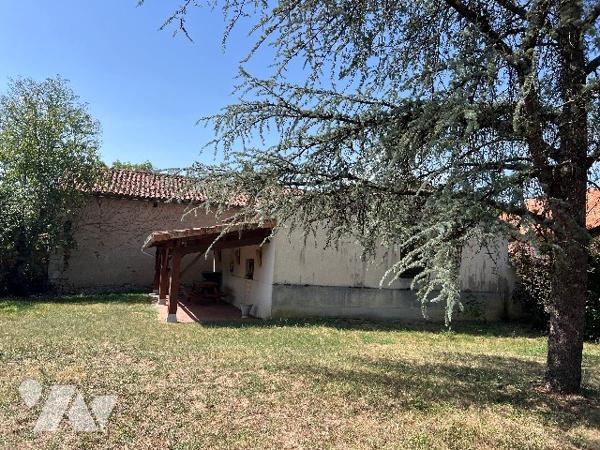 Maison avec garage et terrain vendue entièrement meublée