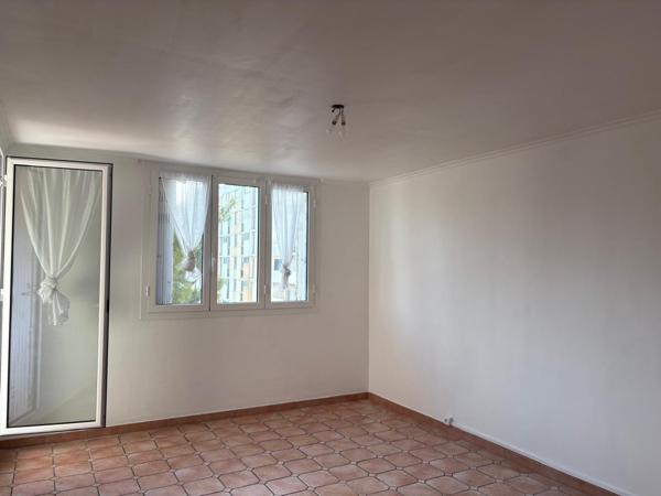 La valentine (13011) T4 lumineux avec balcon – Résidence sécurisée avec piscine & tennis. premier étage.