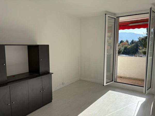 La valentine (13011) T4 lumineux avec balcon – Résidence sécurisée avec piscine & tennis. premier étage.