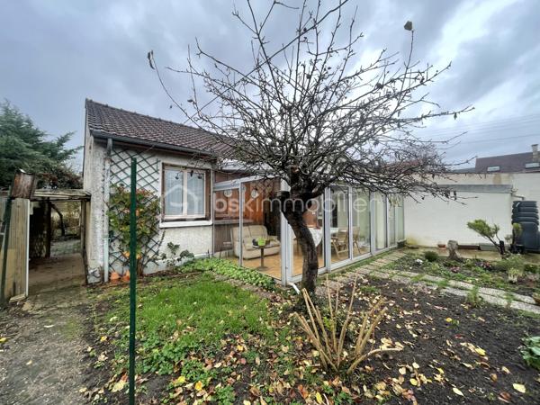 Maison de plain pied idéalement située en impasse au calme sur la commune d'Arpajon.
Comprenant: une entrée sur cuisine aménagée et équipée, un séjour double avec accès sur une véranda lumineuse, deux chambres, une salle de bains avec espace buanderie, un WC indépendant, un spacieux garage et un atelier. Le tout édifié sur une parcelle de 357 m².
Ecoles, transports et commerces à proximités.