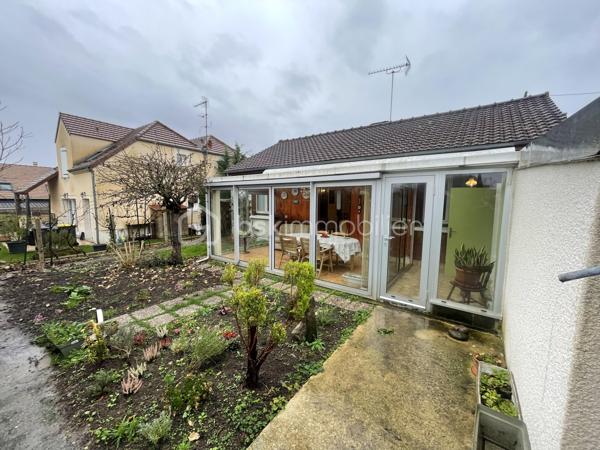 Maison de plain pied idéalement située en impasse au calme sur la commune d'Arpajon.
Comprenant: une entrée sur cuisine aménagée et équipée, un séjour double avec accès sur une véranda lumineuse, deux chambres, une salle de bains avec espace buanderie, un WC indépendant, un spacieux garage et un atelier. Le tout édifié sur une parcelle de 357 m².
Ecoles, transports et commerces à proximités.