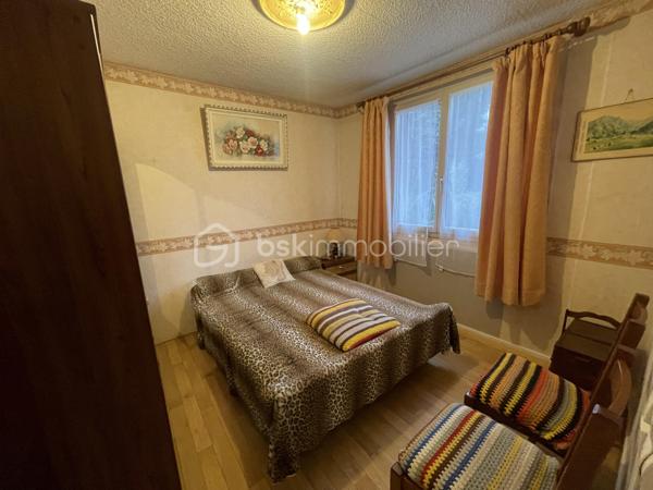 Maison de plain pied idéalement située en impasse au calme sur la commune d'Arpajon.
Comprenant: une entrée sur cuisine aménagée et équipée, un séjour double avec accès sur une véranda lumineuse, deux chambres, une salle de bains avec espace buanderie, un WC indépendant, un spacieux garage et un atelier. Le tout édifié sur une parcelle de 357 m².
Ecoles, transports et commerces à proximités.