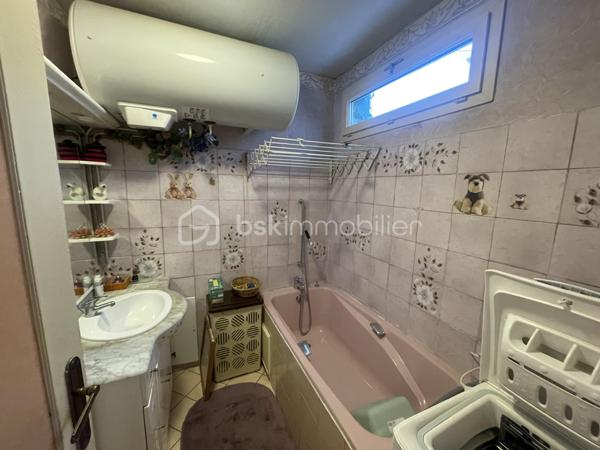 Maison de plain pied idéalement située en impasse au calme sur la commune d'Arpajon.
Comprenant: une entrée sur cuisine aménagée et équipée, un séjour double avec accès sur une véranda lumineuse, deux chambres, une salle de bains avec espace buanderie, un WC indépendant, un spacieux garage et un atelier. Le tout édifié sur une parcelle de 357 m².
Ecoles, transports et commerces à proximités.