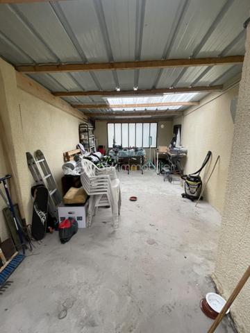 Maison de plain pied idéalement située en impasse au calme sur la commune d'Arpajon.
Comprenant: une entrée sur cuisine aménagée et équipée, un séjour double avec accès sur une véranda lumineuse, deux chambres, une salle de bains avec espace buanderie, un WC indépendant, un spacieux garage et un atelier. Le tout édifié sur une parcelle de 357 m².
Ecoles, transports et commerces à proximités.