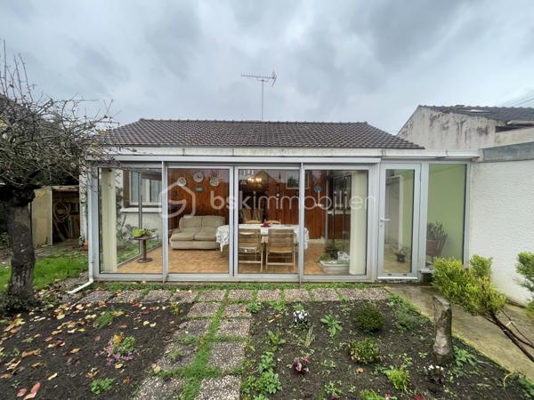 Maison de plain pied idéalement située en impasse au calme sur la commune d'Arpajon.
Comprenant: une entrée sur cuisine aménagée et équipée, un séjour double avec accès sur une véranda lumineuse, deux chambres, une salle de bains avec espace buanderie, un WC indépendant, un spacieux garage et un atelier. Le tout édifié sur une parcelle de 357 m².
Ecoles, transports et commerces à proximités.