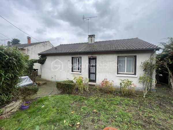 Maison de plain pied idéalement située en impasse au calme sur la commune d'Arpajon.
Comprenant: une entrée sur cuisine aménagée et équipée, un séjour double avec accès sur une véranda lumineuse, deux chambres, une salle de bains avec espace buanderie, un WC indépendant, un spacieux garage et un atelier. Le tout édifié sur une parcelle de 357 m².
Ecoles, transports et commerces à proximités.