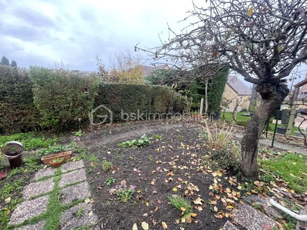 Maison de plain pied idéalement située en impasse au calme sur la commune d'Arpajon.
Comprenant: une entrée sur cuisine aménagée et équipée, un séjour double avec accès sur une véranda lumineuse, deux chambres, une salle de bains avec espace buanderie, un WC indépendant, un spacieux garage et un atelier. Le tout édifié sur une parcelle de 357 m².
Ecoles, transports et commerces à proximités.