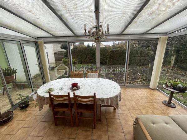 Maison de plain pied idéalement située en impasse au calme sur la commune d'Arpajon.
Comprenant: une entrée sur cuisine aménagée et équipée, un séjour double avec accès sur une véranda lumineuse, deux chambres, une salle de bains avec espace buanderie, un WC indépendant, un spacieux garage et un atelier. Le tout édifié sur une parcelle de 357 m².
Ecoles, transports et commerces à proximités.