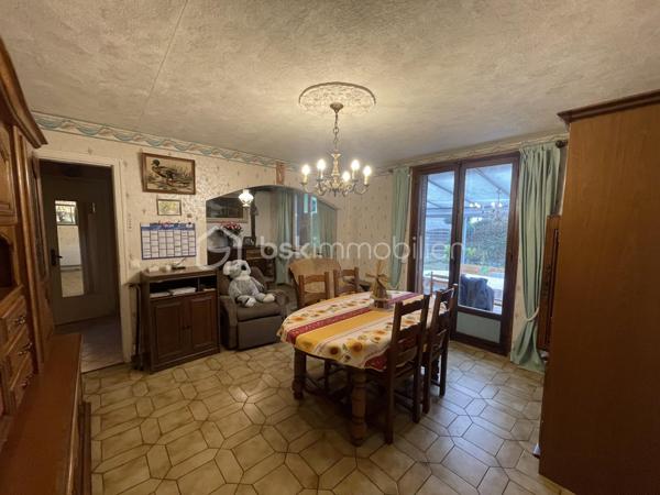 Maison de plain pied idéalement située en impasse au calme sur la commune d'Arpajon.
Comprenant: une entrée sur cuisine aménagée et équipée, un séjour double avec accès sur une véranda lumineuse, deux chambres, une salle de bains avec espace buanderie, un WC indépendant, un spacieux garage et un atelier. Le tout édifié sur une parcelle de 357 m².
Ecoles, transports et commerces à proximités.