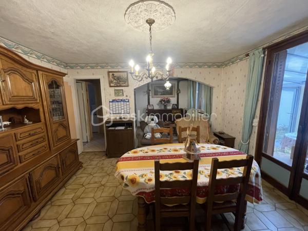 Maison de plain pied idéalement située en impasse au calme sur la commune d'Arpajon.
Comprenant: une entrée sur cuisine aménagée et équipée, un séjour double avec accès sur une véranda lumineuse, deux chambres, une salle de bains avec espace buanderie, un WC indépendant, un spacieux garage et un atelier. Le tout édifié sur une parcelle de 357 m².
Ecoles, transports et commerces à proximités.