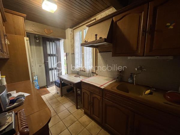 Maison de plain pied idéalement située en impasse au calme sur la commune d'Arpajon.
Comprenant: une entrée sur cuisine aménagée et équipée, un séjour double avec accès sur une véranda lumineuse, deux chambres, une salle de bains avec espace buanderie, un WC indépendant, un spacieux garage et un atelier. Le tout édifié sur une parcelle de 357 m².
Ecoles, transports et commerces à proximités.