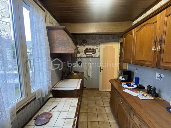 Maison de plain pied idéalement située en impasse au calme sur la commune d'Arpajon.
Comprenant: une entrée sur cuisine aménagée et équipée, un séjour double avec accès sur une véranda lumineuse, deux chambres, une salle de bains avec espace buanderie, un WC indépendant, un spacieux garage et un atelier. Le tout édifié sur une parcelle de 357 m².
Ecoles, transports et commerces à proximités.
