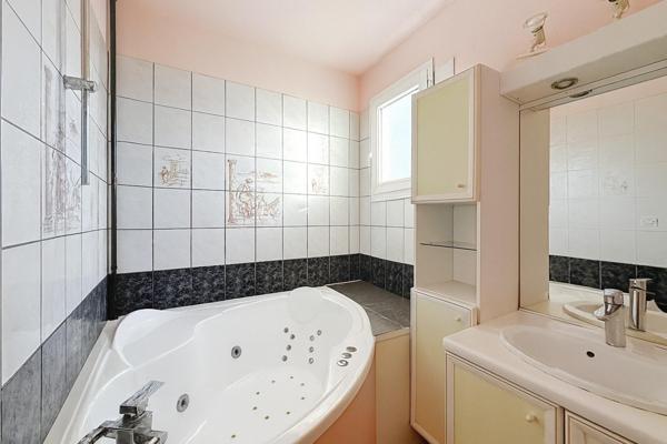 Maison de plain-pied avec grand dépôt à Neufchâteau